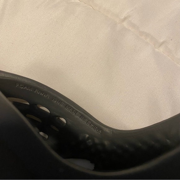 Yeezy Foam Runner in Onyx - Picture 4 of 6